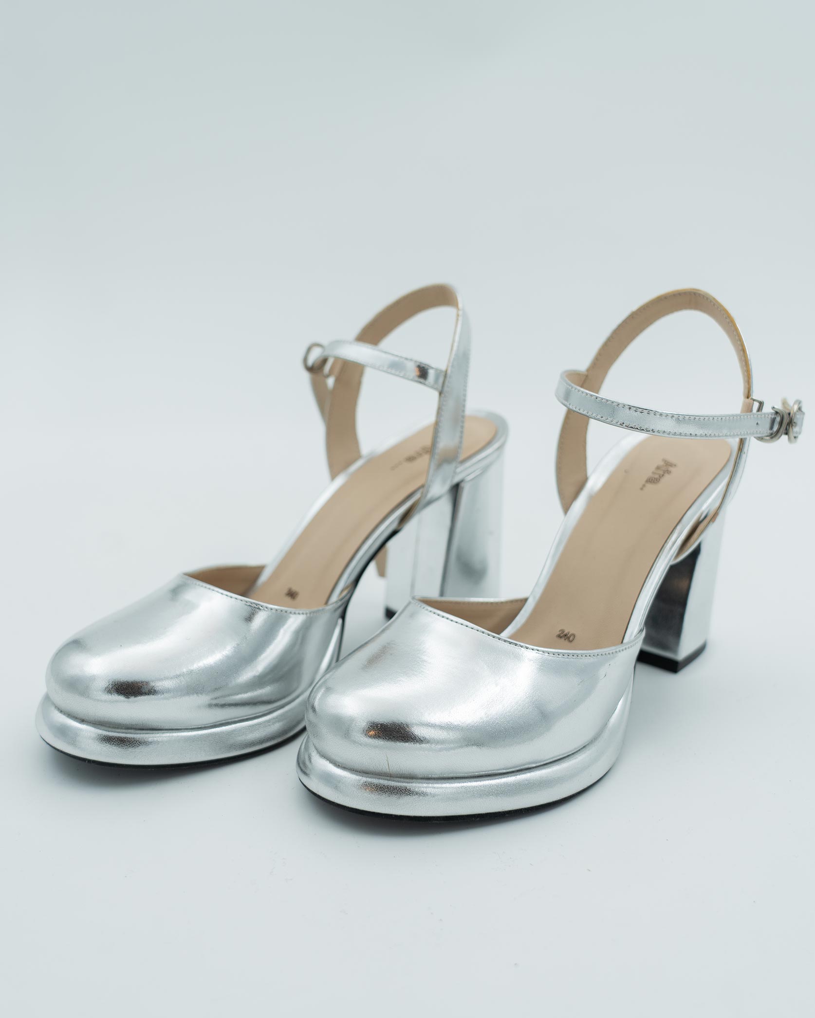 کفش پاشنه دار نقره ای